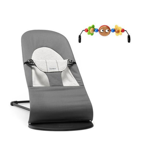 BabyBjrn Babysitter Balance Soft Dark Grey Inkl. Leksak i gruppen Leksaker / Babylek 0-1 r / Babysitter hos Kpbarnvagn (PKTbabybjornlek3)