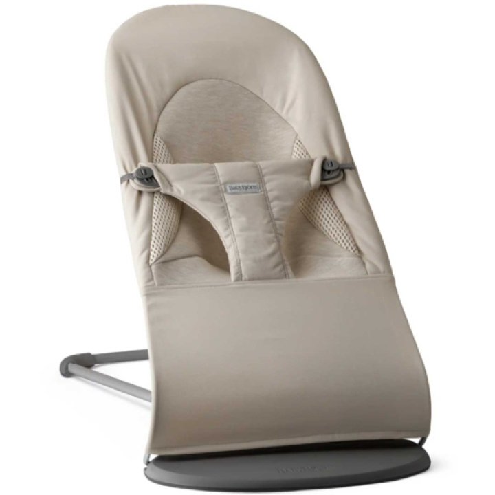 Babybjörn Babysitter Balance Soft Tri-Fabric Sandgrå i gruppen Babytillbehör / Babysitter hos Köpbarnvagn (BABJ005002)