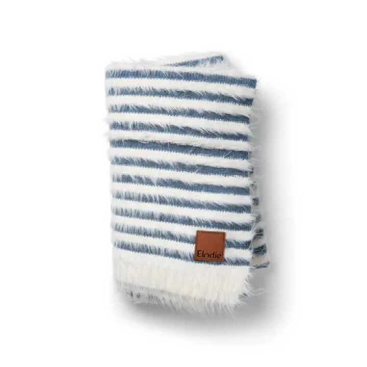 Elodie Furry Stickad Filt Berry Blue i gruppen Babytillbehör / Filtar & snuttefiltar hos Köpbarnvagn (ELOD30315101212NA)